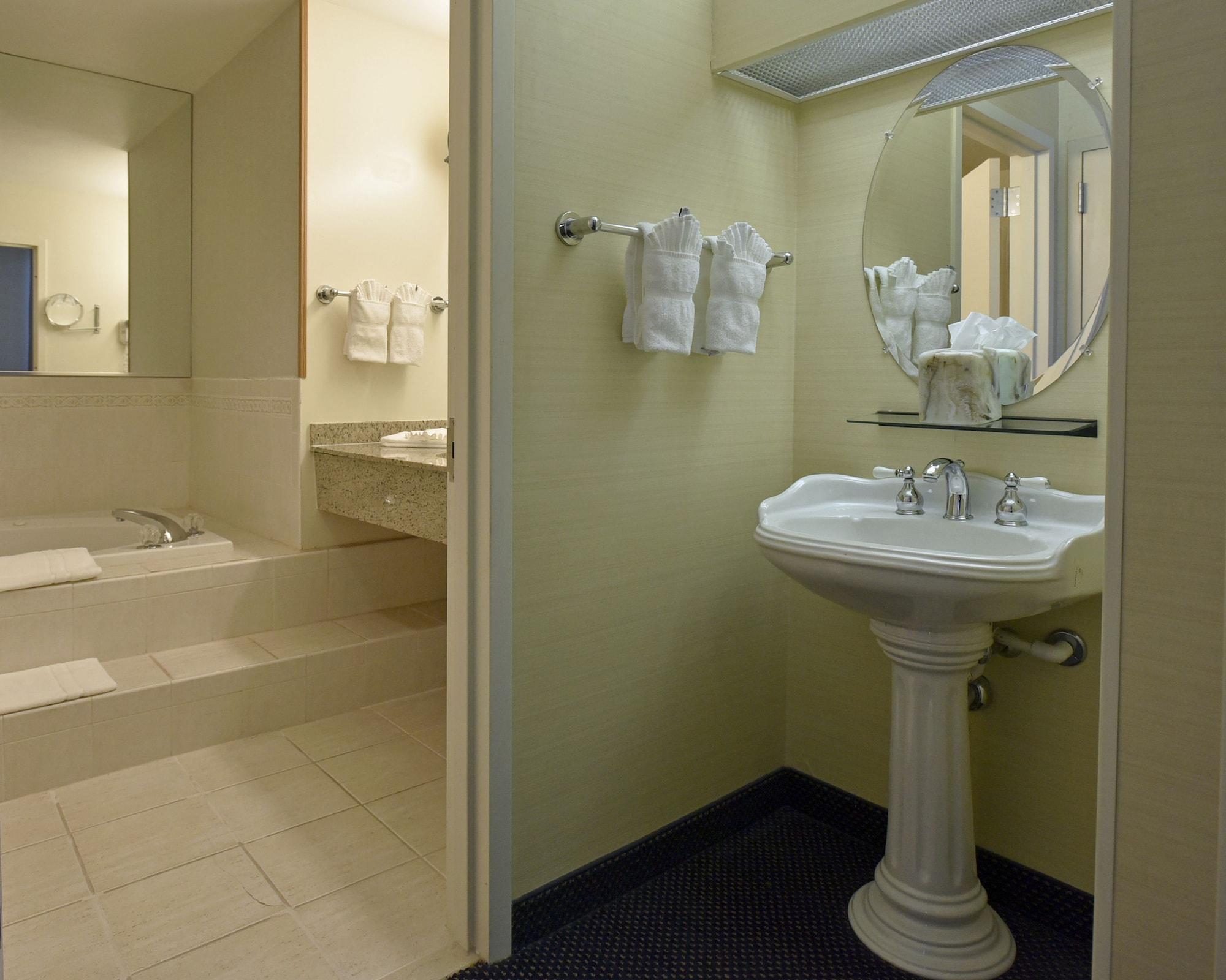 Maron Hotel & Suites Данбери Экстерьер фото
